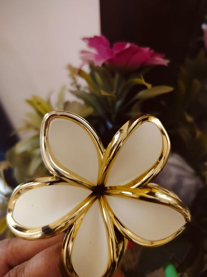 Flower claw clip Golden outline