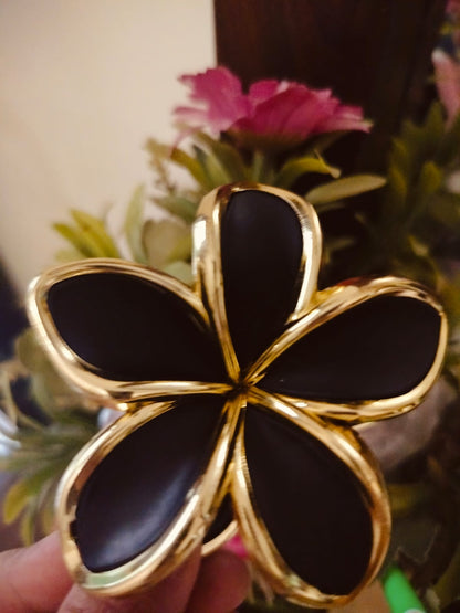 Flower claw clip Golden outline