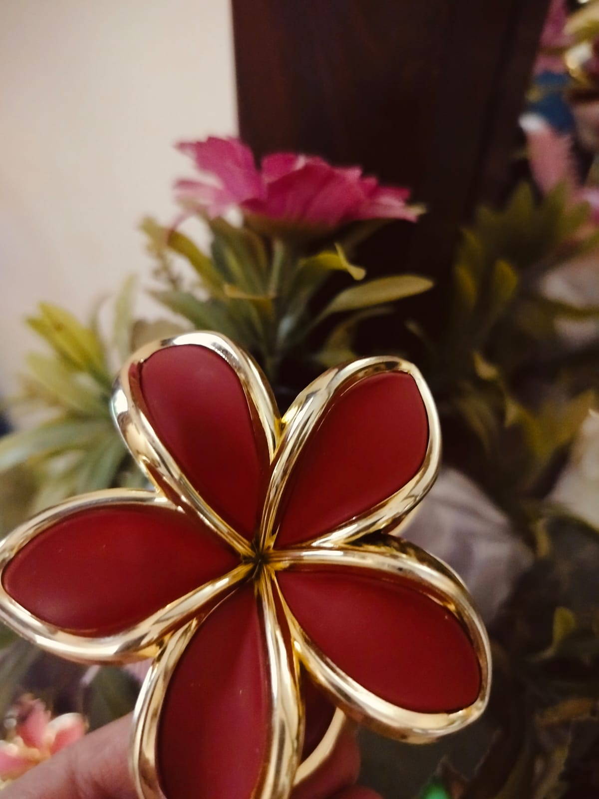 Flower claw clip Golden outline