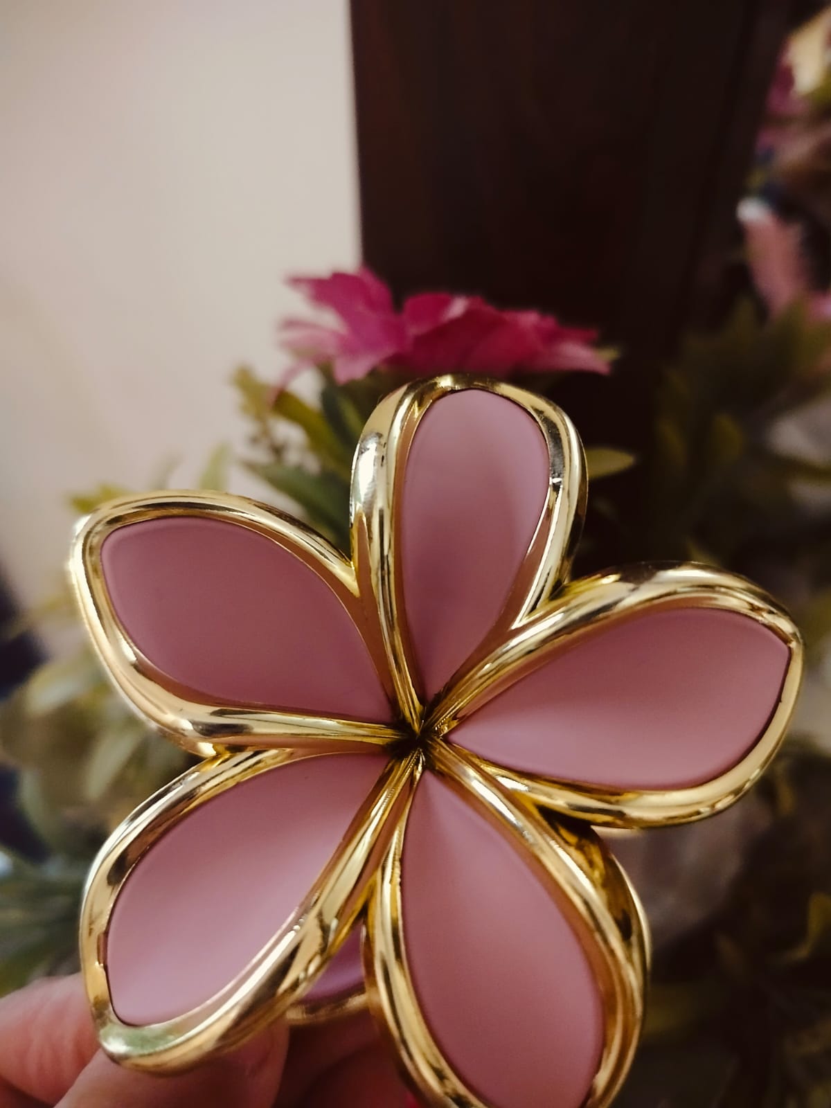 Flower claw clip Golden outline