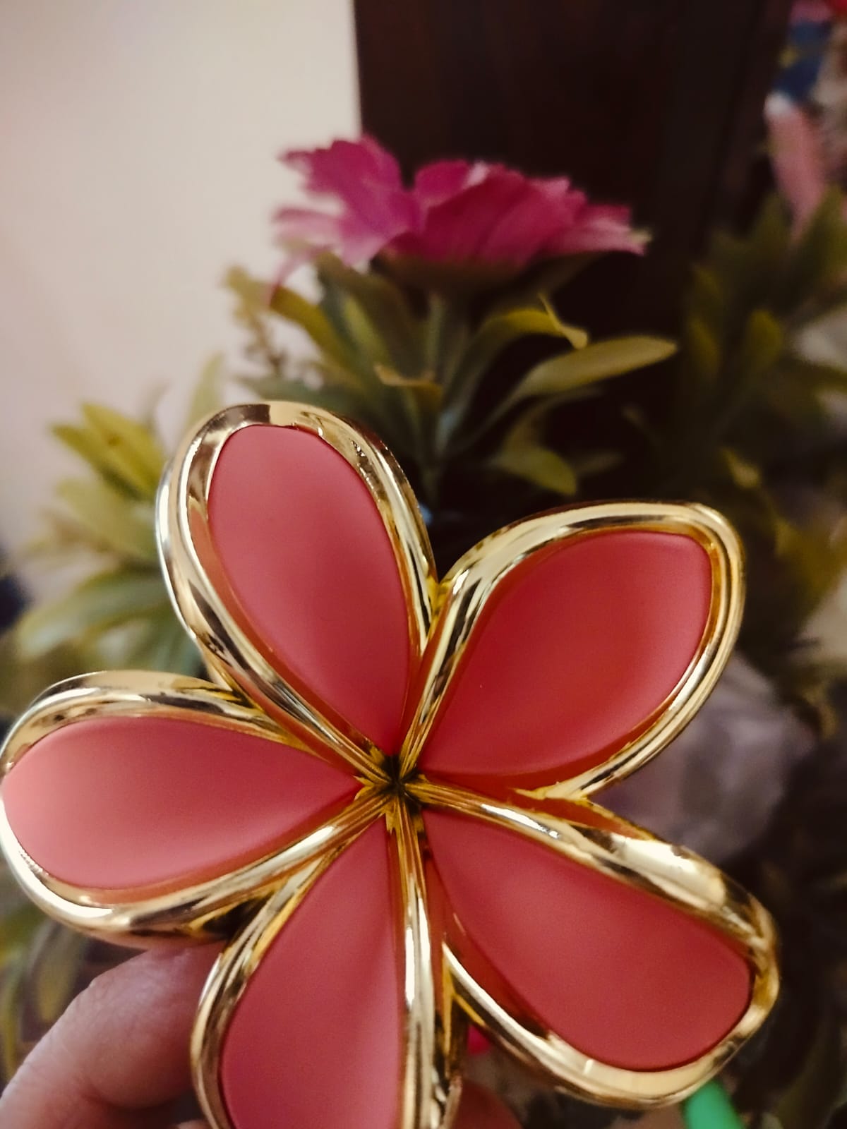 Flower claw clip Golden outline